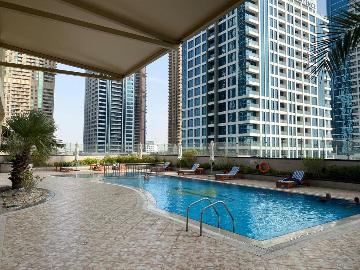 One Bedroom Apartment With Pool & Gym Near Marina Dubái Exterior foto