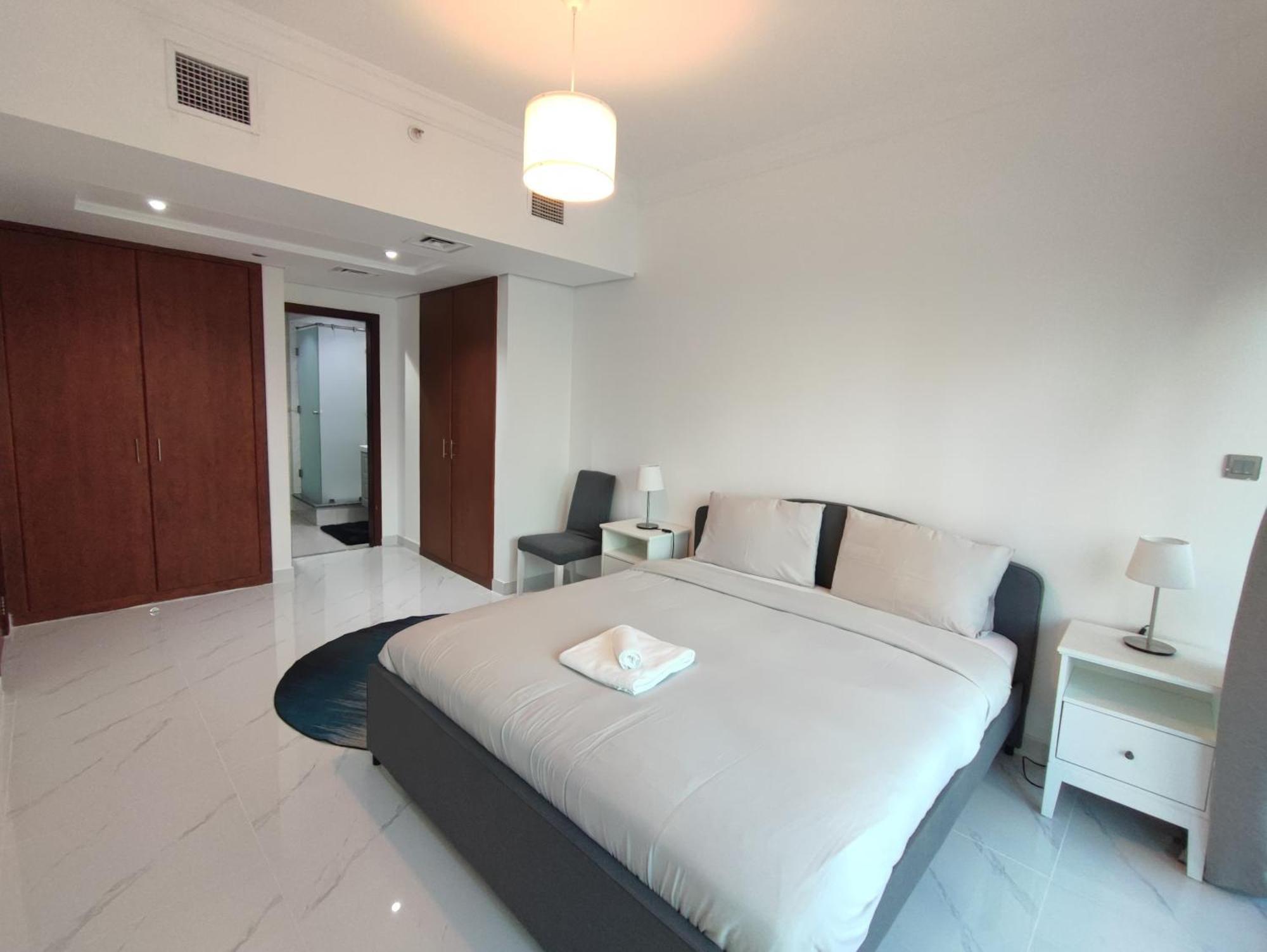 One Bedroom Apartment With Pool & Gym Near Marina Dubái Exterior foto